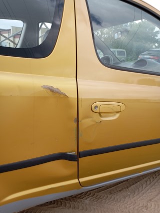 Tojota Yaris 1999 04 08