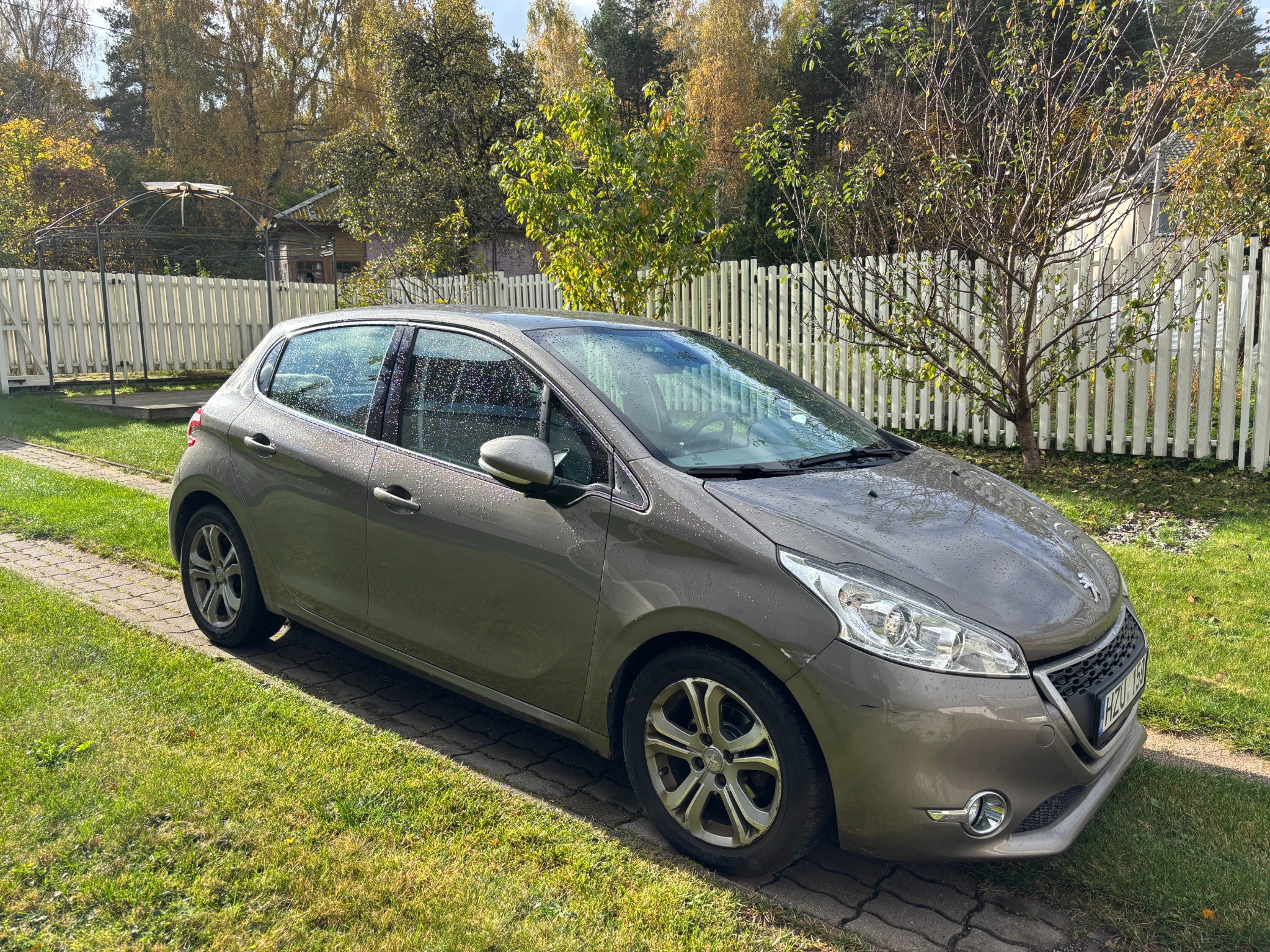 Peugeot 208 2012-12-17