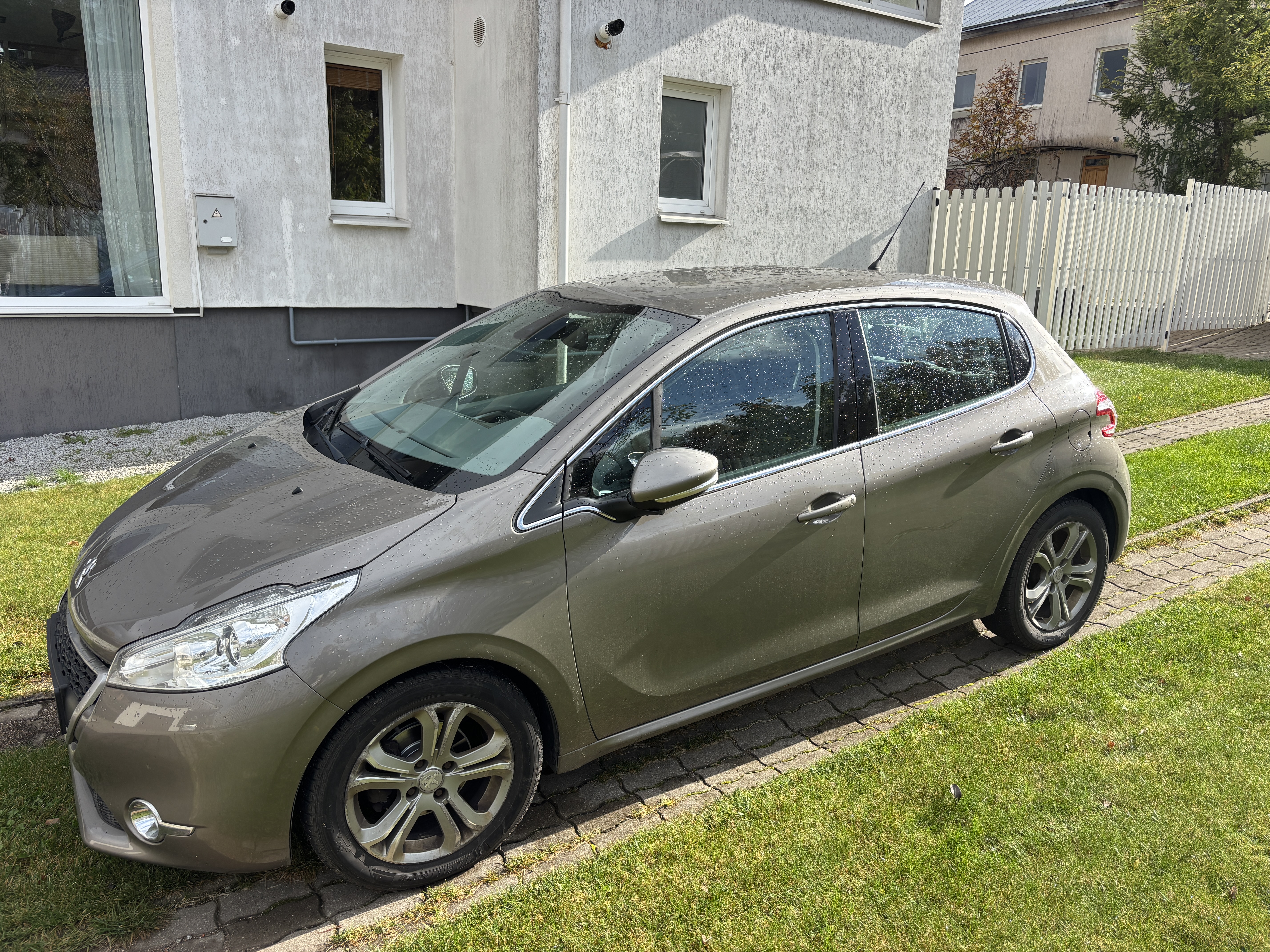 Peugeot 208 2012-12-17