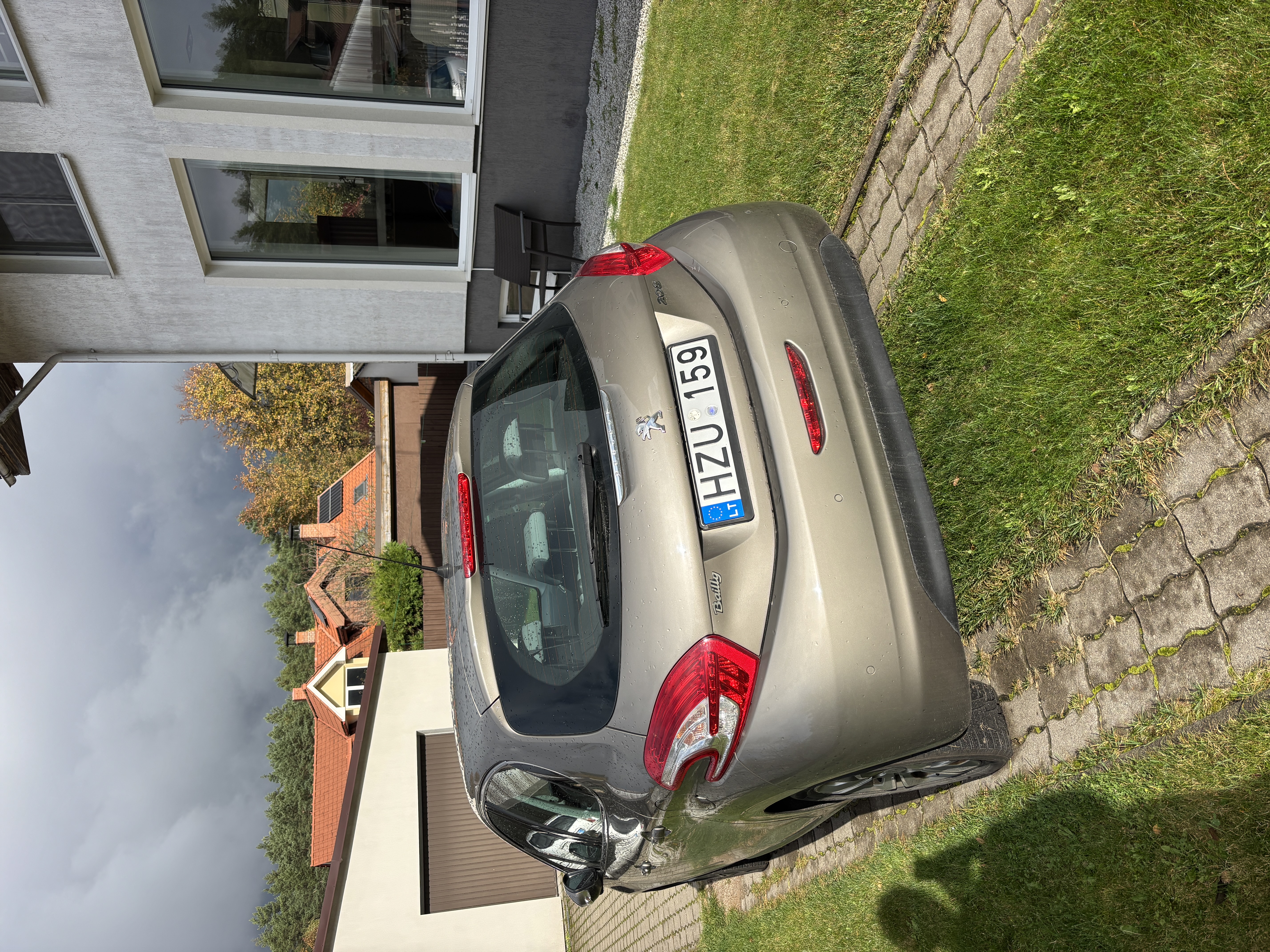 Peugeot 208 2012-12-17